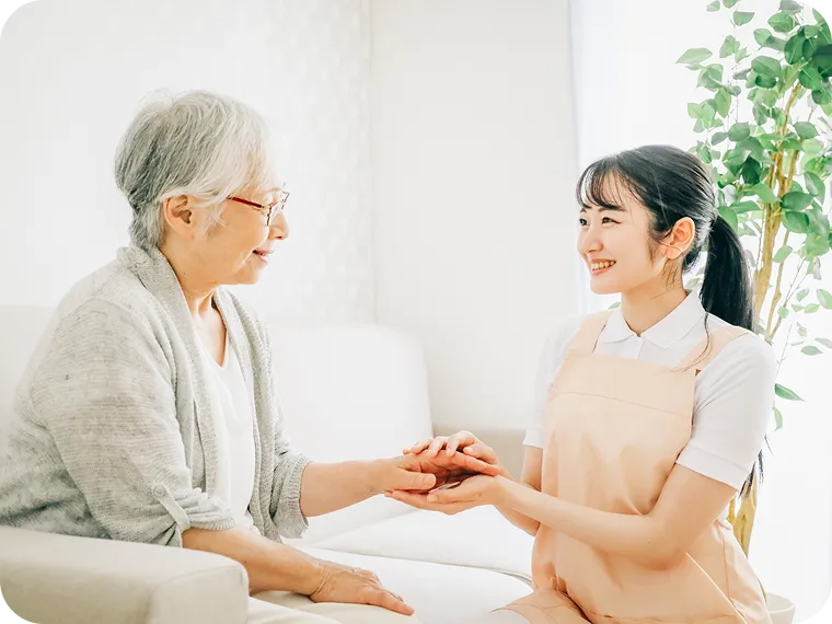 介護士が高齢女性に寄り添っている様子